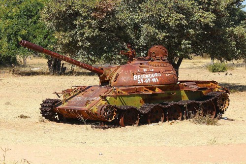 Gehört leider auch (noch) zu Angola: Panzerwracks aus knapp 30 Jahren Bürgerkrieg.