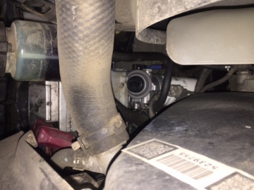 Vorfilter unter Starterbatterie links