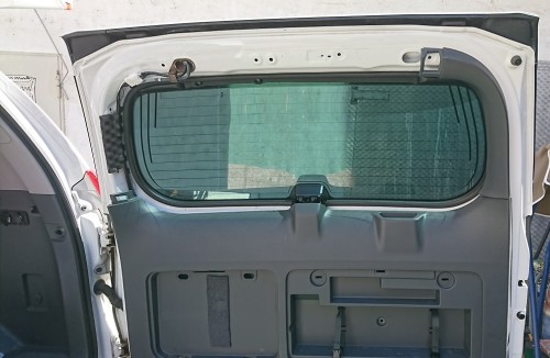 Oben in der Mitte anfangen, die Verkleidungsteile zu entfernen. <br />Oben sind nur Klipse, die Seitenteile nach inenn herausnehmen.<br />Die untere ist zusätzlich zu den Klipsen mit 2 Schrauben befestigt (eine in der Griffmulde oben und eine mittig im rechten Fach)<br />Dies musste ich machen, da ich eine Rückfahrkamera habe und ein durchgehendes Kabel ohne Stecker an der "normalen" Schnittstelle.