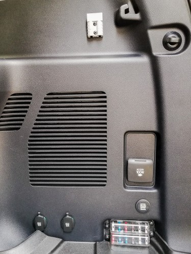 2x 12V und 1x Doppel-USB sowie 12er Sicherungskasten (7fach belegt) und Andersson-Plug fürs faltbare 120W Solarmodul, rechte Seite Kofferraum