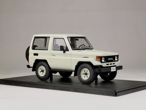 Land Cruiser 70 Cult 1_18 04.jpg