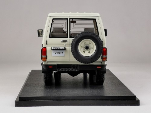 Land Cruiser 70 Cult 1_18 07.jpg