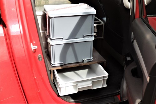 Rechts neben der Kleiderkiste sind jetzt die Zelt- und Medikamentenbox montiert.