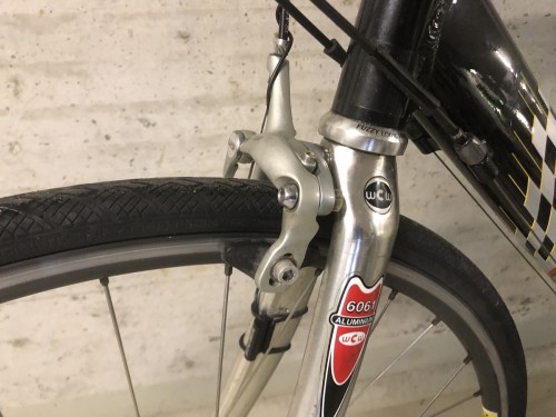 Die Bremsen sind nur die 105er von Shimano, ebenso wie die Naben. Baujahr so um die 1993.