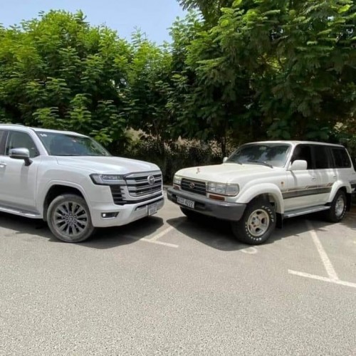 Land Cruiser 300 vs 80.jpg