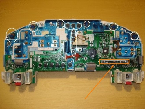 Spannungsregler auf dem modularen Board, orangener Pfeil