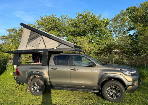 Hilux Double Cab in Mangan-Bronze mit 50Ten Truckbed Camper